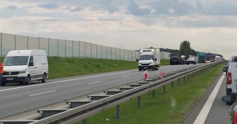 Wypadek z udziałem pojazdu wojskowego. Utrudnienia na A4