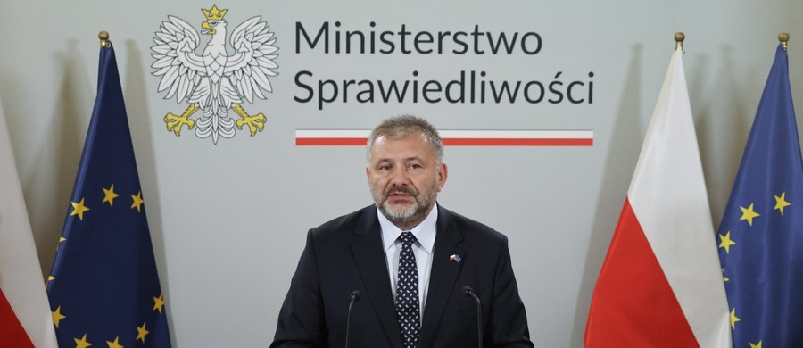 Przywrócenie praworządności - to priorytet nowego ministra sprawiedliwości Waldemara Żurka, o którym poinformował w czwartek, wygłaszając swoje pierwsze przemówienie od objęcia stanowiska szefa resortu. "Nie ma świętych krów, nie ma parasola politycznego, nie ma znajomych królika, którzy mogą unikać odpowiedzialności prawnej. Prokuratura musi działać skutecznie, ale musi wiedzieć, że ma do tego przestrzeń" - powiedział. Poinformował też o pierwszych odwołaniach oraz o tym, że zdecydował o przyznaniu tysiąca zł netto więcej dla każdego aplikanta w Krajowej Szkole Sądownictwa i Prokuratury.