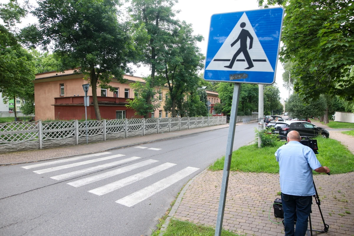 Prokuratura prowadzi dwa śledztwa w sprawie porannych wydarzeń w Sosnowcu - jedno dotyczy napaści na policjantów, a drugie ewentualnego przekroczenia uprawień przez mundurowych, którzy użyli broni wobec agresywnego mężczyzny - poinformował prok. Bartosz Kilian. Napastnik, który posługiwał się metalową rurką, zmarł w szpitalu.