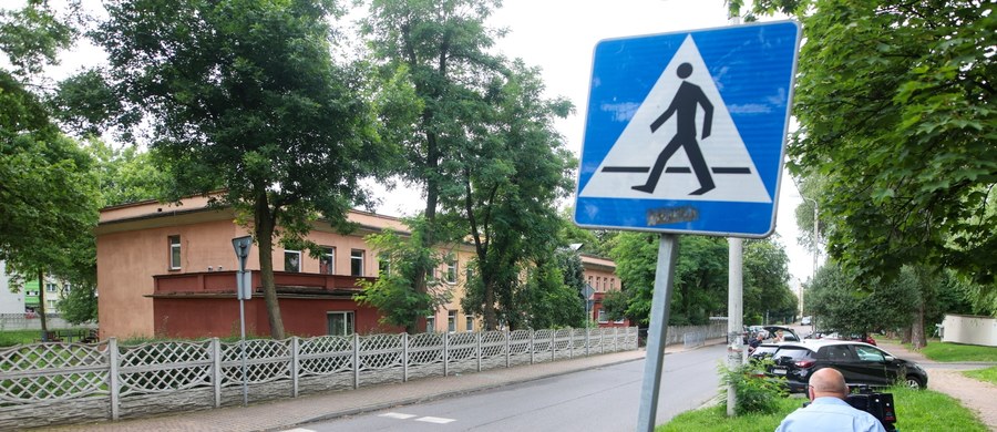 Prokuratura prowadzi dwa śledztwa w sprawie porannych wydarzeń w Sosnowcu - jedno dotyczy napaści na policjantów, a drugie ewentualnego przekroczenia uprawień przez mundurowych, którzy użyli broni wobec agresywnego mężczyzny - poinformował prok. Bartosz Kilian. Napastnik, który posługiwał się metalową rurką, zmarł w szpitalu.