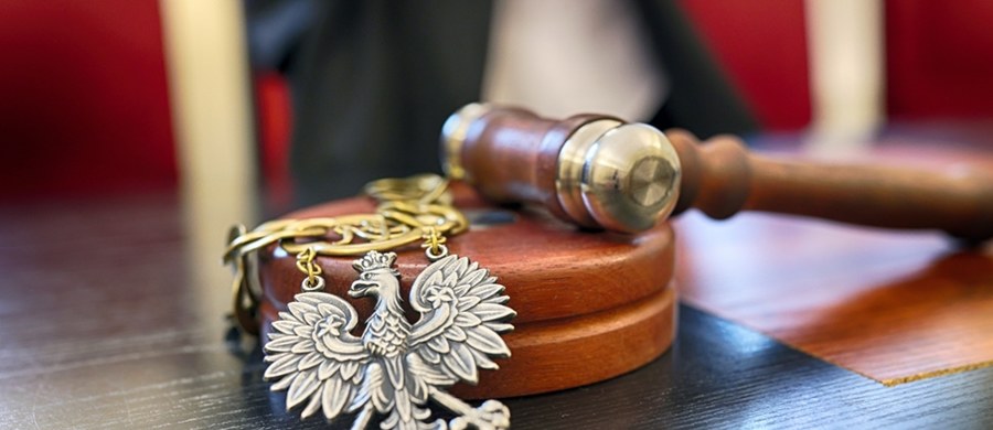 ​Do Sądu Okręgowego w Radomiu wpłynął akt oskarżenia przeciwko adwokatowi Jackowi C., któremu Prokuratura Okręgowa w Zamościu zarzuca pięć różnych przestępstw - w tym oszustwa i wykorzystywania seksualnego. Po przedstawieniu prawnikowi pierwszych zarzutów w październiku 2024 roku prokuratura skierowała do sądu wniosek o zastosowanie wobec adwokata tymczasowego aresztu. "Sąd tego wniosku nie uwzględnił. Zastosował wobec podejrzanego dozór policji, połączony z zakazem kontaktowania i zbliżania się do pokrzywdzonych" - wskazał rzecznik prokuratury prok. Rafał Kawalec.