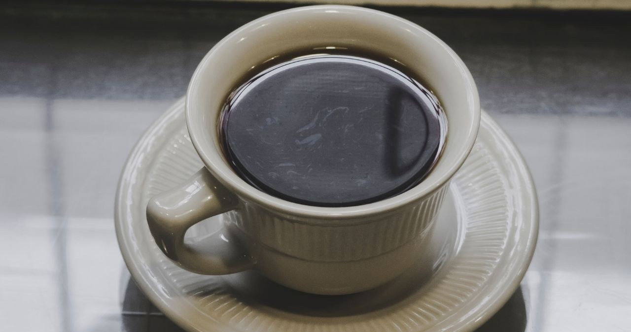 Dodaj plasterek do porannej kawy. Ten prosty trik usprawnia pracę jelit