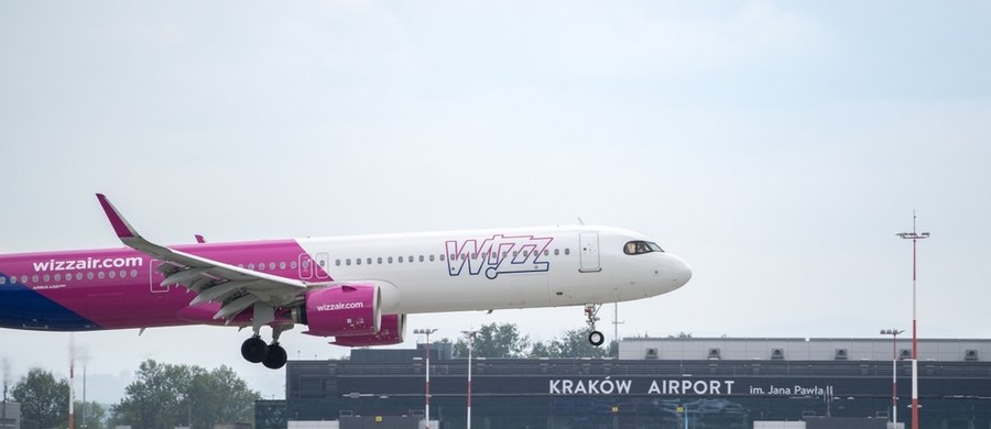 Linia lotnicza Wizz Air ogłosiła dodanie szóstego samolotu do swojej bazy operacyjnej na lotnisku Kraków Airport. Dzięki temu przewoźnik uruchomi cztery nowe połączenia: do Bilbao, Werony, Wilna oraz Tallina. Kraków to jedno z kluczowych lotnisk w Polsce dla Wizz Air i naturalny kierunek dalszej ekspansji – podkreśla w komunikacie Andras Szabo, dyrektor handlowy Wizz Air na Europę Środkowo-Wschodnią i Bliski Wschód.