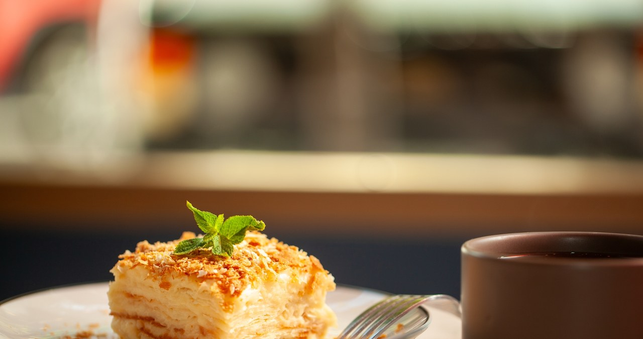 Błyskawiczne ciasto dla niezapowiedzianych gości. Nie musisz choćby włączać piekarnika