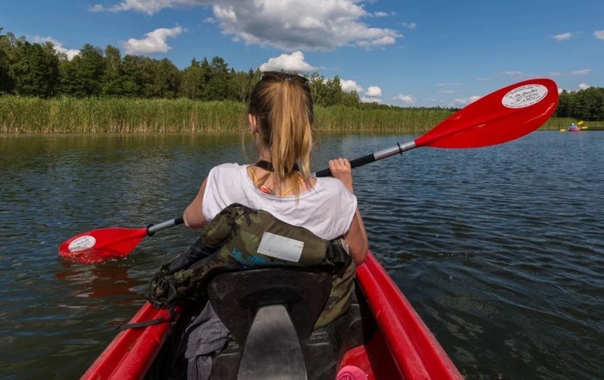 Nie godziny, nie dni, ale nawet całe tygodnie można spędzić w podróży kajakiem. Dla niektórych to tylko jedna z atrakcji w turystycznym miejscu, dla innych to atrakcja sama w sobie. Dzisiaj w cyklu "Wakacje inne niż wszystkie" towarzyszymy miłośnikom kajaków.