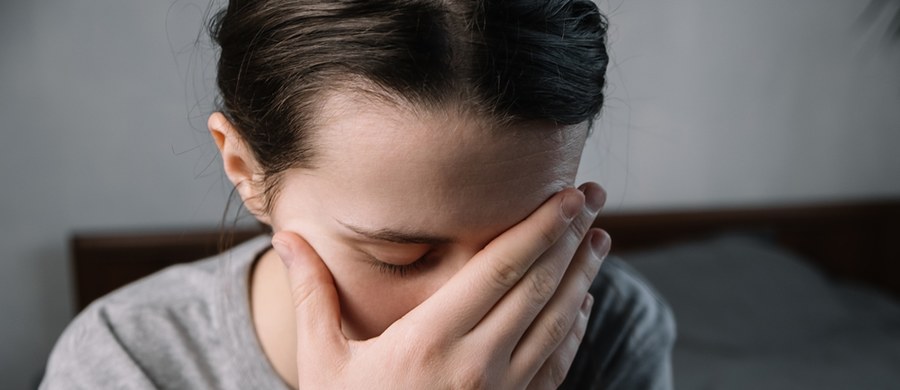Objawy glejaka są niecharakterystyczne i często bagatelizowane, bo mogą być uznawane za początki infekcji albo przemęczenie. Niestety, nieleczona choroba nowotworowa rozwija się szybko, prowadząc do poważnych powikłań i śmierci. Ból głowy – choć nie musi oznaczać nowotworu – to jednak jest jednym z jego symptomów.