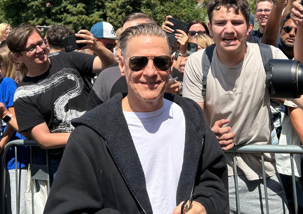 Gwiazda Bryana Adamsa od dziś wpisała się na stałe w krakowski bulwar Czerwieński. Legendarny piosenkarz odsłonił swoją gwiazdę w Alei Gwiazd RMF FM i Krakowa. "Jestem bardzo wzruszony i zaszczycony, że chcecie, aby Kanadyjczyk był tego częścią" – mówił do fanów zgromadzonych nad Wisłą.