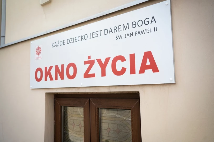Alarm w oknie życia. Dziewczynka miała tylko kilka godzin