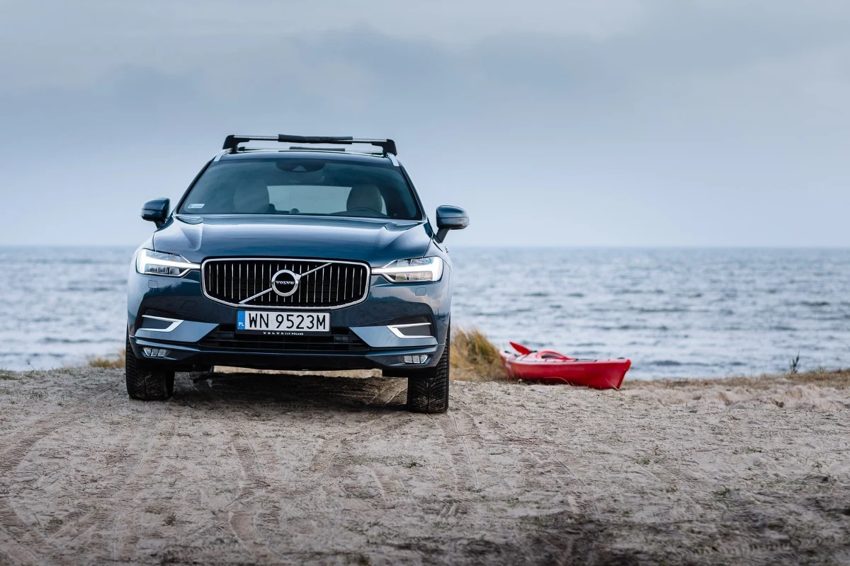 Właściciele pojazdów marki Volvo mają dostęp do wyjątkowej usługi wsparcia, która funkcjonuje przez całą dobę. Kiedy dochodzi do kolizji lub wypadku, pierwszy telefon powinien być skierowany pod numer +48 662 300 300. Ta specjalna linia zapewnia kompleksową pomoc w najtrudniejszych momentach. Szwedzka marka od lat słynie z dbałości o bezpieczeństwo, ale równie ważna jest opieka nad klientem po zdarzeniu drogowym.
