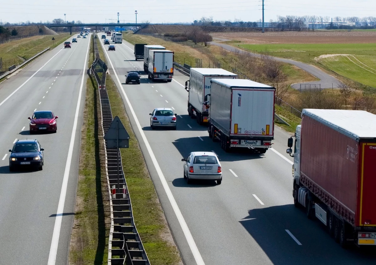 Od 1 sierpnia wchodzą w życie nowe przepisy dla kierowców ciężarówek - w każdy wakacyjny weekend pojazdy o dopuszczalnej masie całkowitej powyżej 12 ton nie będą mogły poruszać się po drogach w określonych godzinach, co oznacza spokojniejszą podróż dla osobówek. Za złamanie przepisów grożą wysokie mandaty. Kontrole zapowiadają Inspekcja Transportu Drogowego i policja. 