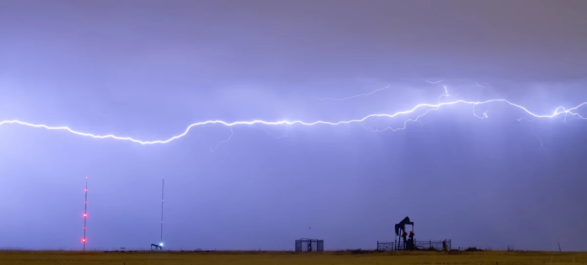 Światowa Organizacja Meteorologiczna podała, że mamy nowy rekord, jeśli chodzi o najdłuższą zidentyfikowaną błyskawicę. Ta, która pojawiła się nad Wielkimi Równinami w USA 22 października 2017 r., miała aż 829 kilometrów długości. To mniej więcej tyle, ile wynosi odległość z Krakowa do Rygi, czy z Paryża do Wenecji.