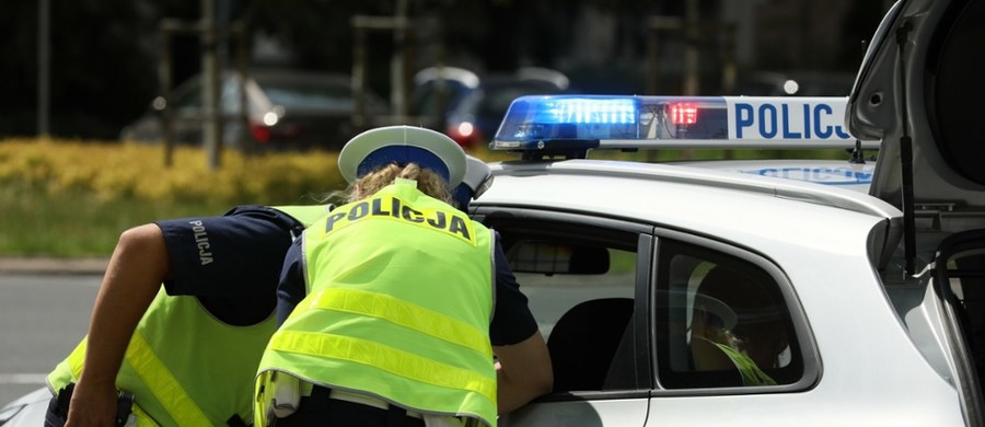 Kilka zgłoszeń dotyczących mężczyzny, który przy ulicy Grottgera na Mokotowie w Warszawie miał biegać z przedmiotem przypominającym maczetę, dotarło do warszawskiej policji. Funkcjonariusze ustalili adres mieszkania, do którego miał się udać i siłowo do niego weszli. Posiadający maczetę mężczyzna to 33-letni obywatel Polski. Do zdarzenia w stolicy doszło w czwartek wieczorem.