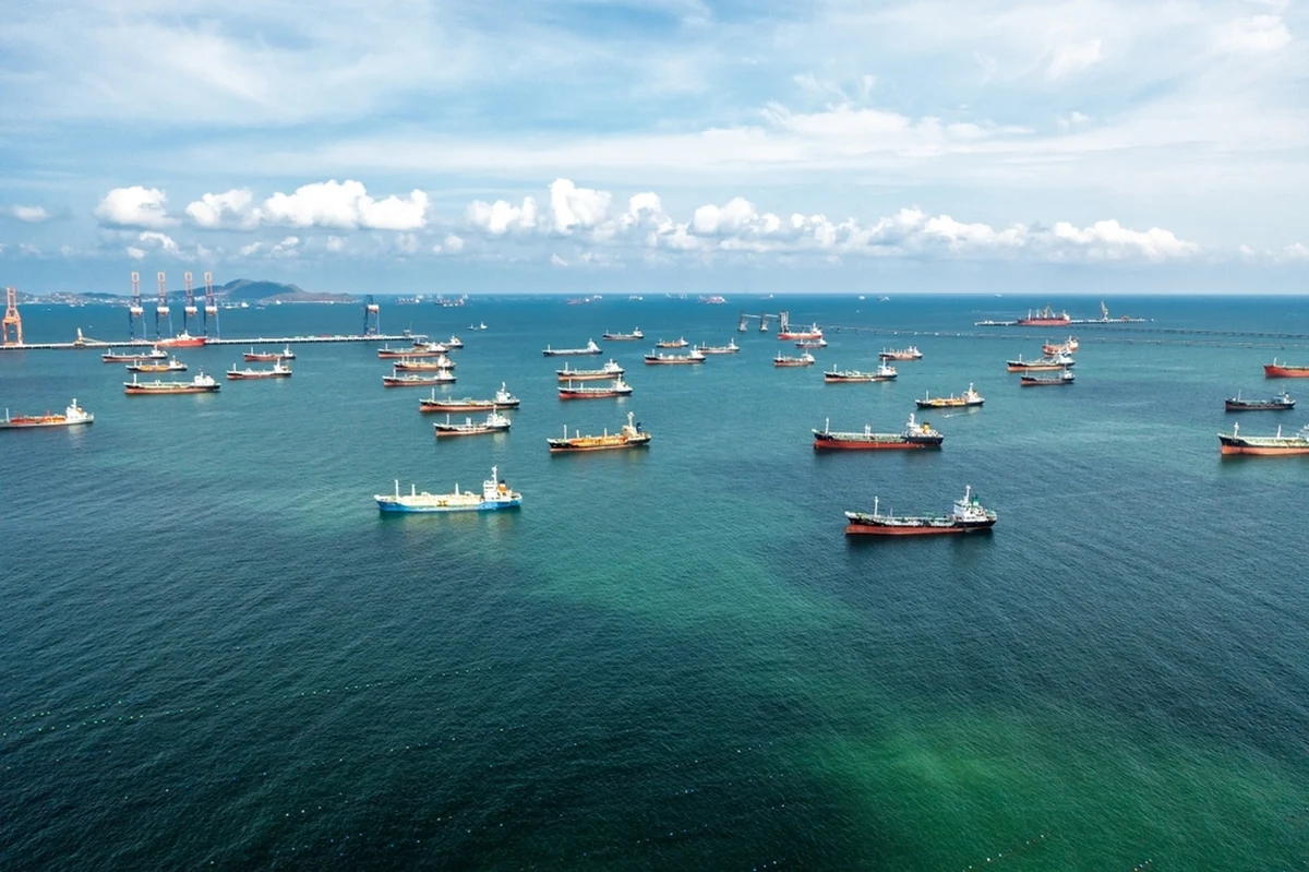 Indyjskie rafinerie państwowe przestały kupować rosyjską ropę naftową. Decyzja zapadła w obliczu spadających rabatów oraz ostrzeżeń ze strony prezydenta USA Donalda Trumpa. Zmiana ta może wpłynąć na globalny rynek surowców i relacje handlowe Indii.