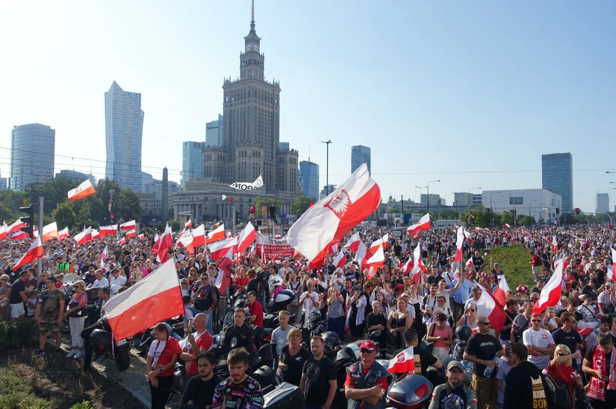 Dzisiaj przypada 81. rocznica wybuchu Powstania Warszawskiego. "Poparcie dla decyzji o rozpoczęciu powstania wzrasta. Akceptację dla niej widać zarówno wśród osób o lewicowych poglądach, jak i wśród wyborców Konfederacji" - informuje piątkowa "Rzeczpospolita", dla której sondaż przeprowadził Instytut Badań Rynkowych i Społecznych IBRiS.