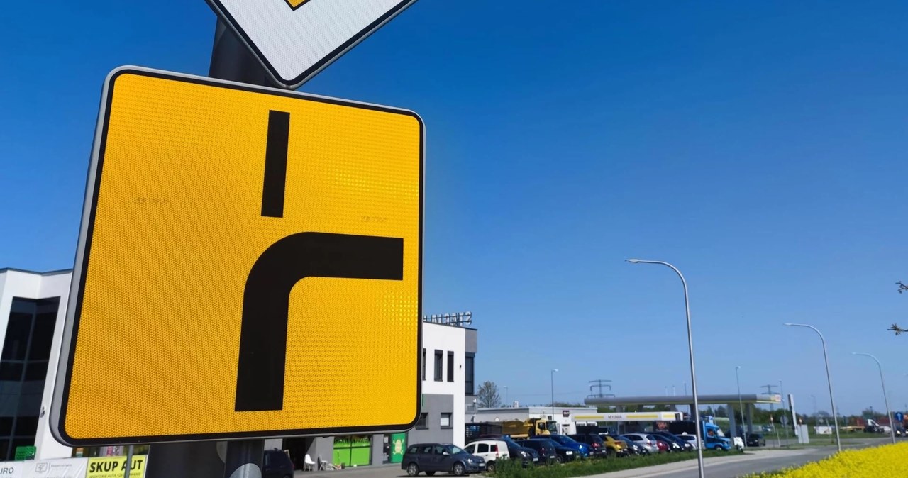 Jak używać kierunkowskazów na pierwszeństwie łamanym? Podpowiedź - na odwrót wiadomości,aktualności,Interia Jak używać kierunkowskazów na pierwszeństwie łamanym? Podpowiedź - na odwrót