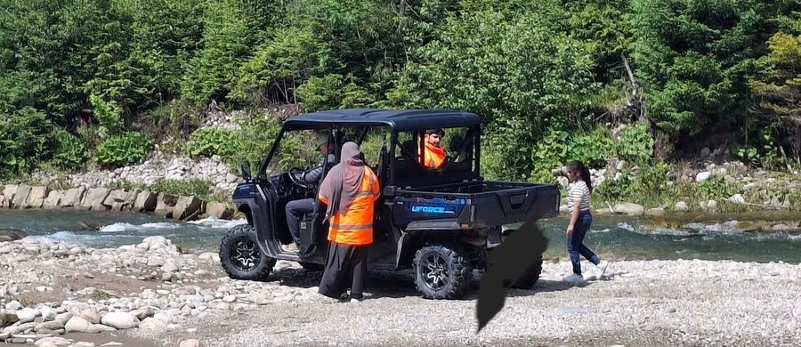 Mandatem w wysokości 500 zł został ukarany Polak, który - kierując pojazdem terenowym typu buggy - nielegalnie wjechał do potoku w Tatrach. Przewodnika, który przewodził quadem arabskich turystów, skontrolowali funkcjonariusze Straży Gminnej Kościelisko.