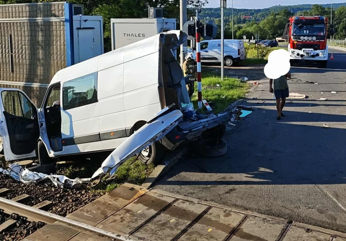 Do koszmarnie wyglądającego wypadku doszło w piątkowy poranek w Woli Filipowskiej w gminie Krzeszowice (Małopolskie). Bus dostawczy wjechał tam pod pociąg osobowy. Jedna osoba została poszkodowana.