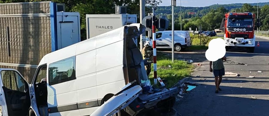 Do koszmarnie wyglądającego wypadku doszło w piątkowy poranek w Woli Filipowskiej w gminie Krzeszowice (Małopolskie). Bus dostawczy wjechał tam pod pociąg osobowy. Jedna osoba została poszkodowana.