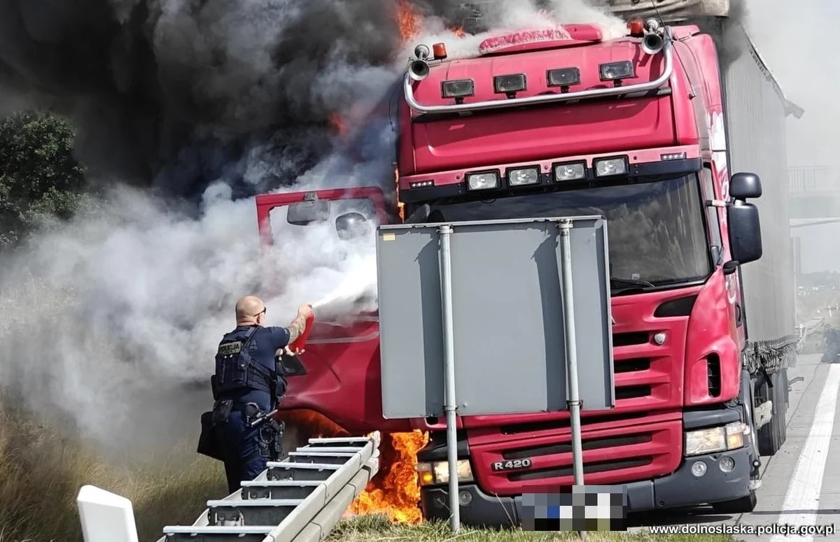 Do groźnego pożaru ciężarówki doszło na autostradzie A4 w województwie dolnośląskim. Przed przyjazdem straży pożarnej policjanci rozpoczęli akcję przy użyciu gaśnic z radiowozów, a do pomocy włączyli się także inni kierowcy.
