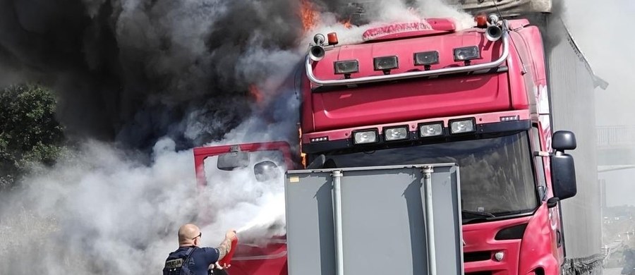 Do groźnego pożaru ciężarówki doszło na autostradzie A4 w województwie dolnośląskim. Przed przyjazdem straży pożarnej policjanci rozpoczęli akcję przy użyciu gaśnic z radiowozów, a do pomocy włączyli się także inni kierowcy.