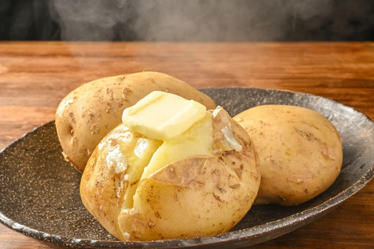 Ziemniaki powstały z pradawnej krzyżówki roślin przypominających dzisiejsze ziemniaki i przodków pomidora – wynika z najnowszych badań opublikowanych w prestiżowym czasopiśmie "Cell". Odkrycie rzuca nowe światło na ewolucję bulw i wyjaśnia, dlaczego ziemniaki stały się tak powszechne na całym świecie.