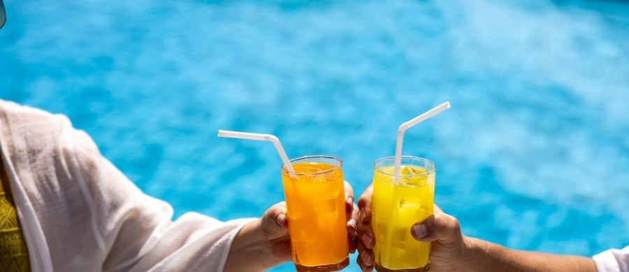 Dlaczego nie powinno się pić nadmiaru drinków z niektórymi cytrusami, jeśli mamy zamiar się opalać? Czym grozi tarzanie się po łące, na której rośnie dziki pasternak? Po co przy zbieraniu selera obowiązkowe są rękawice? Skąd się biorą bąble na skórze po kieliszku nalewki z dziurawca? 
O reakcjach skórnych po kontakcie ze składnikami niektórych roślin, aktywującymi się pod wpływem promieniowania UV, opowiada prof. Adam Matkowski, kierownik Katedry Biologii i Biotechnologii Farmaceutycznej i Ogrodu Botanicznego Roślin Leczniczych Uniwersytetu Medycznego we Wrocławiu.
