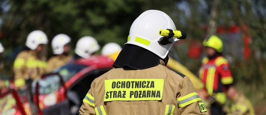 Mija rok od tragicznej śmierci 25-letniego strażaka Pawła Ziętkowicza z Białego Dunajca, który został dotkliwie pobity podczas bójki w remizie OSP. Mimo upływu czasu nikt nie usłyszał zarzutów, a śledztwo nadal trwa. Rodzina zmarłego zapowiada protest przeciwko opieszałości organów ścigania.