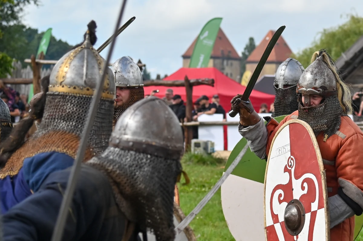 ​To gratka dla wszystkich zafascynowanych kulturą wikingów i ciekawych tego, jak wyglądało życie w Średniowieczu. W Wolinie wystartował XXX Festiwal Słowian i Wikingów. To największa tego typu impreza. W tym roku przyjechało na nią prawie 3 tysiące rekonstruktorów.