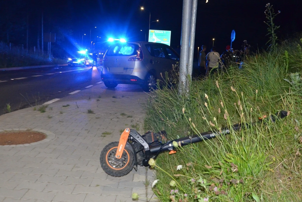Tragiczny wypadek w Rzozowie koło Krakowa. Ciężko ranny został 17-latek prowadzący hulajnogę elektryczną, który nie ustąpił pierwszeństwa i wpadł pod samochód osobowy.