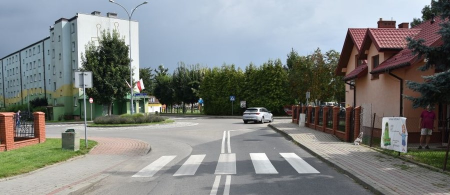 58-letnia mieszkanka Radymna na Podkarpaciu nie przeżyła ataku przypadkowo spotkanego 36-latka - poinformowała policja w piątek. Do tragedii doszło na osiedlu Tysiąclecia. Agresor, mieszkaniec powiatu jarosławskiego, wcześniej uszkodził dwa samochody. Ujął go przechodzień, a następnie zatrzymała policja.