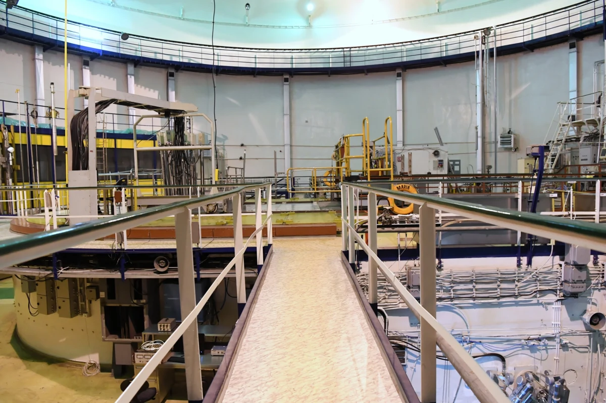 Po wielomiesięcznych, szczegółowych analizach i konsultacjach, Prezes Państwowej Agencji Atomistyki wydał bezterminowe zezwolenie na dalszą eksploatację reaktora MARIA, jedynego czynnego reaktora jądrowego w Polsce. Decyzja ta otwiera nowy rozdział w funkcjonowaniu Narodowego Centrum Badań Jądrowych.