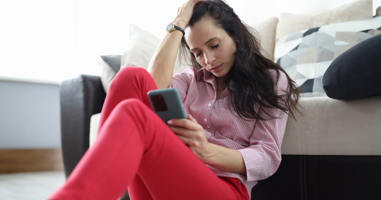 Zgubny nawyk większości osób. Powoduje bóle pleców i utrudnia zasypianie