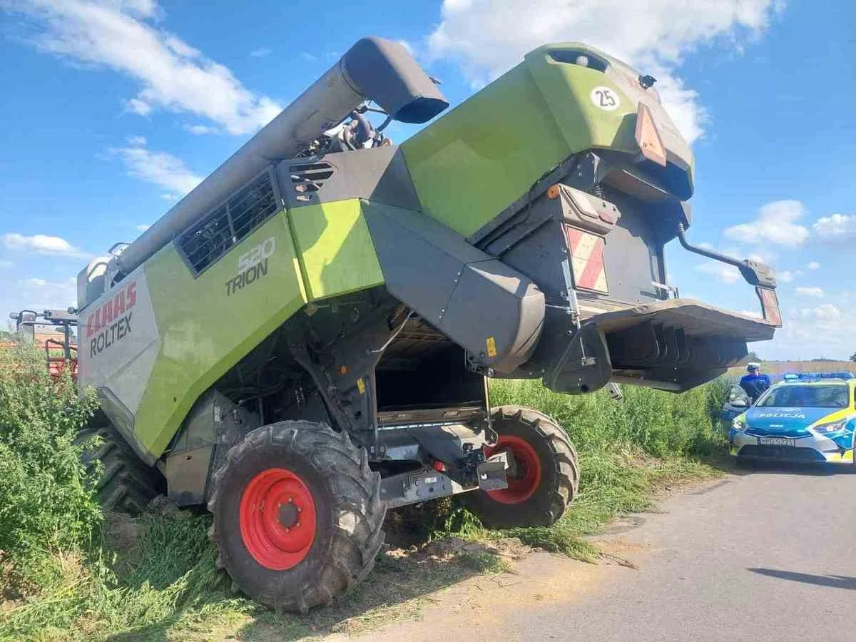 Na terenie gminy Mełgiew (woj. lubelskie) doszło do groźnie wyglądającego incydentu z udziałem kombajnu rolniczego. Maszyna podczas koszenia rzepaku najechała na niezabezpieczony wykop znajdujący się na skraju pola. Na szczęście kierującemu nic się nie stało, jednak kombajn uległ uszkodzeniu.