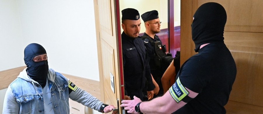​Areszt wobec Sebastiana M., oskarżonego o spowodowanie we wrześniu 2023 r. śmiertelnego wypadku na autostradzie A1, w którym zginęła trzyosobowa rodzina, został przedłużony decyzją Sądu Rejonowego w Piotrkowie Trybunalskim. Obrońcy mężczyzny zapowiedzieli, że złożą zażalenie na postanowienie sądu.