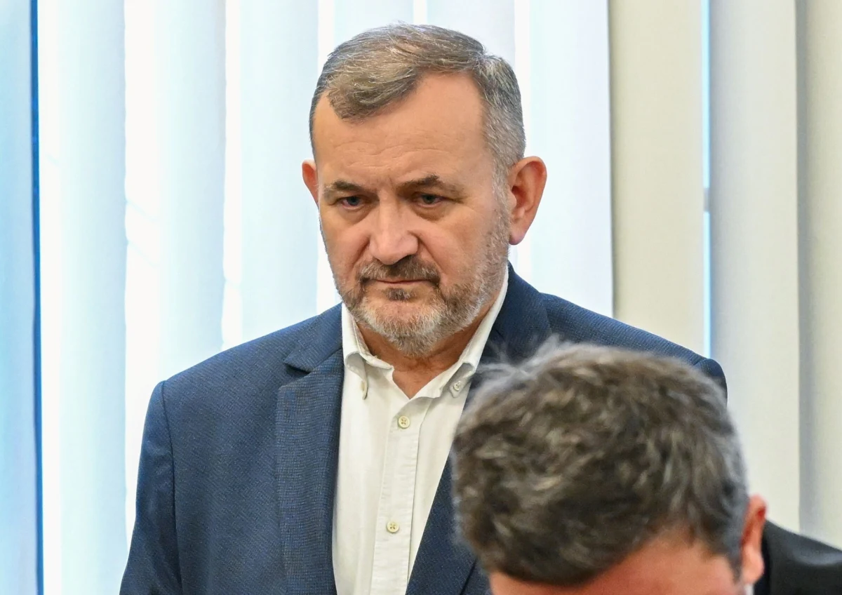 ​Stanisław Gawłowski został zawieszony w prawach członka parlamentarnego klubu Koalicji Obywatelskiej - przekazał szef klubu Zbigniew Konwiński. Zdecydowało o tym kierownictwo. Sam senator wystąpił o zawieszenie po wyroku Sądu Okręgowego w Szczecinie, który skazał go na 5 lat więzienia w procesie w tzw. aferze melioracyjnej.