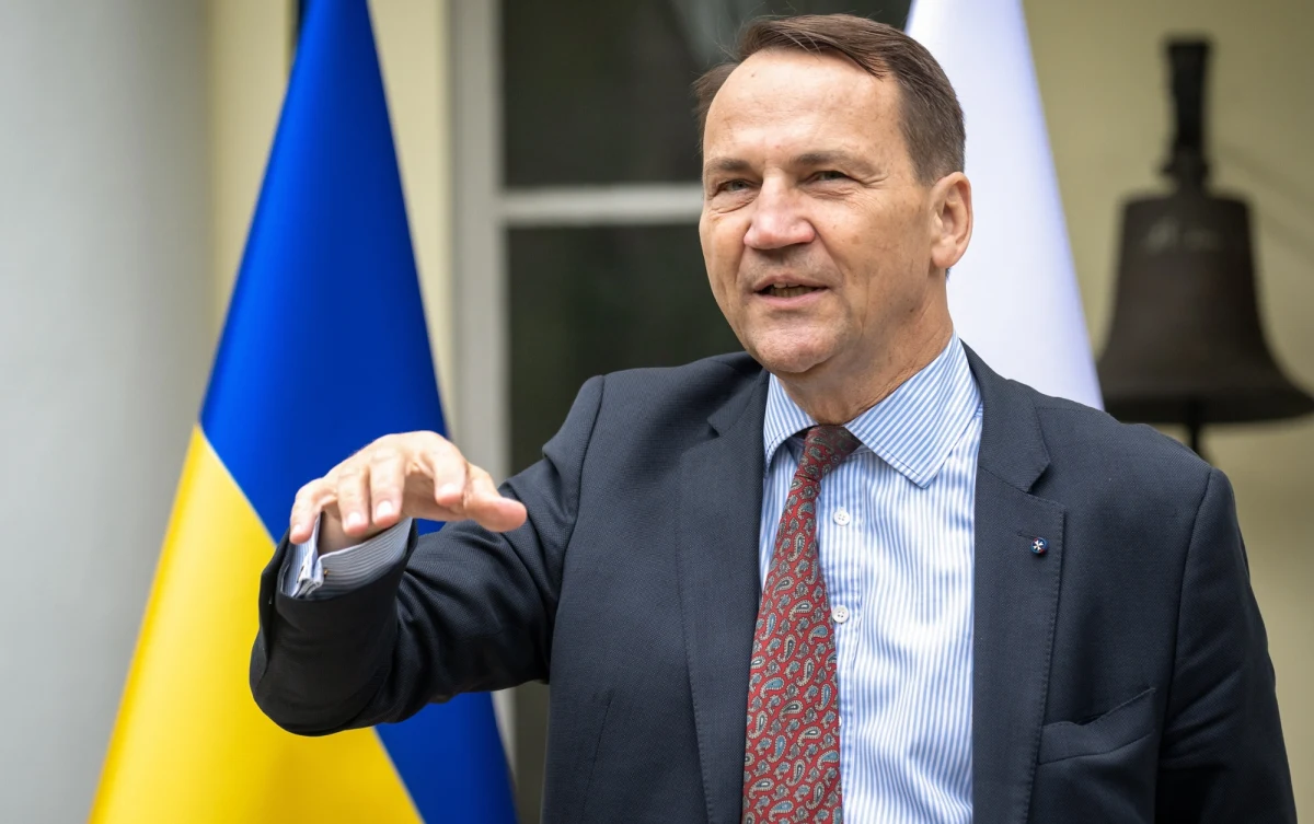 Radosław Sikorski wyraził nadzieję, że Polska zawsze będzie wspierać "wolną, niezawisłą Ukrainę". Szef polskiego MSZ podziękował też ukraińskim żołnierzom, którzy bronią nie tylko swojego kraju, ale też Polski i całej Europy przed "barbarzyńskimi hordami, które w przeszłości już niosły pożogę i terror naszemu narodowi".
