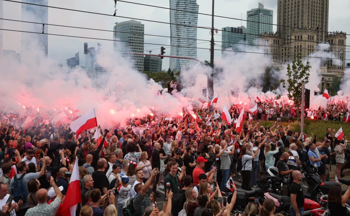 1 sierpnia 1944 roku, o godz. 17:00, na mocy rozkazu dowódcy Armii Krajowej gen. Tadeusza Bora-Komorowskiego, rozpoczęło się Powstanie Warszawskie. Dziś, dokładnie 81 lat później, mieszkańcy stolicy oddali hołd walczącym o wolność.
