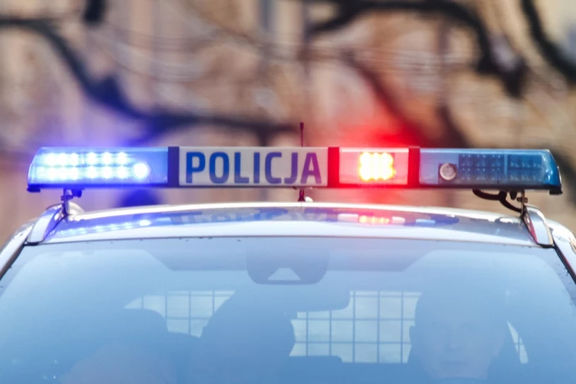 Kolejny atak na policjantów. Biegł w stronę funkcjonariuszy, został postrzelony