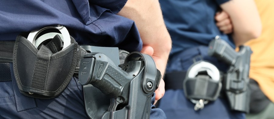 Policjanci z powiatu jędrzejowskiego podjęli interwencję wobec agresywnego 36-latka uzbrojonego w metalową pałkę. W trakcie akcji mężczyzna został postrzelony i trafił do szpitala. Funkcjonariusze nie odnieśli obrażeń – poinformowała świętokrzyska policja w mediach społecznościowych.