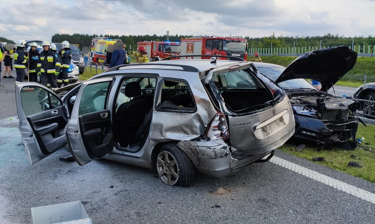 Cztery osoby zostały ranne w wypadku, do którego doszło na autostradzie A1 w województwie kujawsko-pomorskim. Na jezdni w kierunku Gdańska zderzyły się dwa samochody osobowe. Na miejscu lądował śmigłowiec LPR.