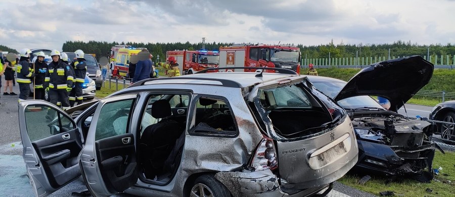 Cztery osoby zostały ranne w wypadku, do którego doszło na autostradzie A1 w województwie kujawsko-pomorskim. Na jezdni w kierunku Gdańska zderzyły się dwa samochody osobowe. Na miejscu lądował śmigłowiec LPR.