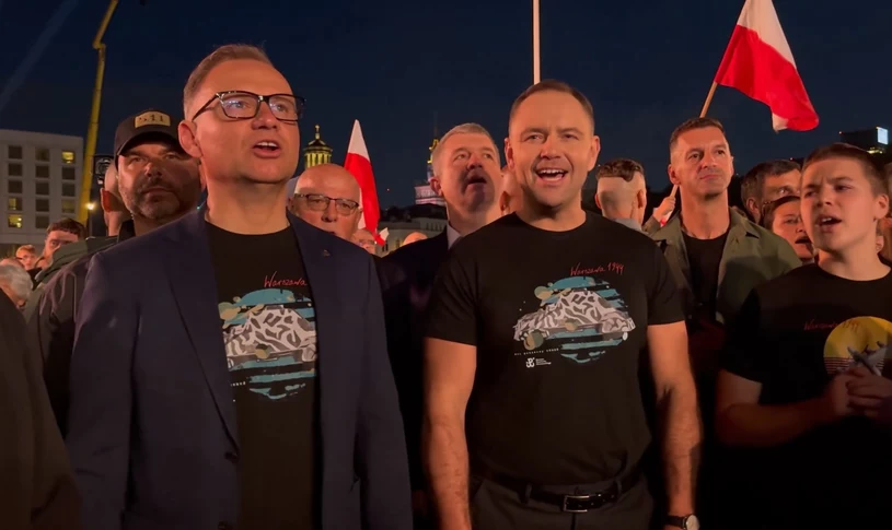 Duda i Nawrocki śpiewali jednym głosem. Spotkanie na placu Piłsudskiego