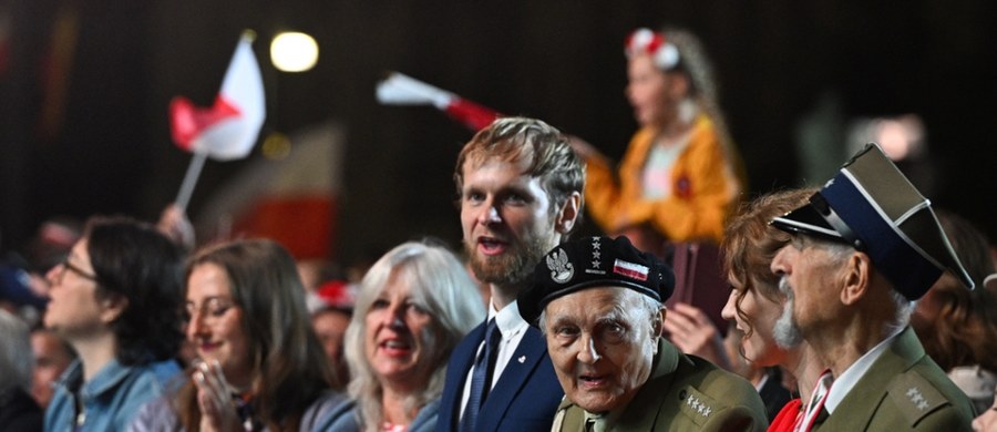 W Warszawie kolejny raz odbył się koncert "Warszawiacy śpiewają (nie)zakazane piosenki". W 81. rocznicę wybuchu Powstania Warszawskiego na Placu Piłsudskiego obecny był m.in. profesjonalny chór pod kierownictwem Jana Stokłosy. Z mieszkańcami stolicy śpiewali weterani powstania, prezydent Andrzej Duda, prezydent elekt Karol Nawrocki czy minister kultury Marta Cienkowska.