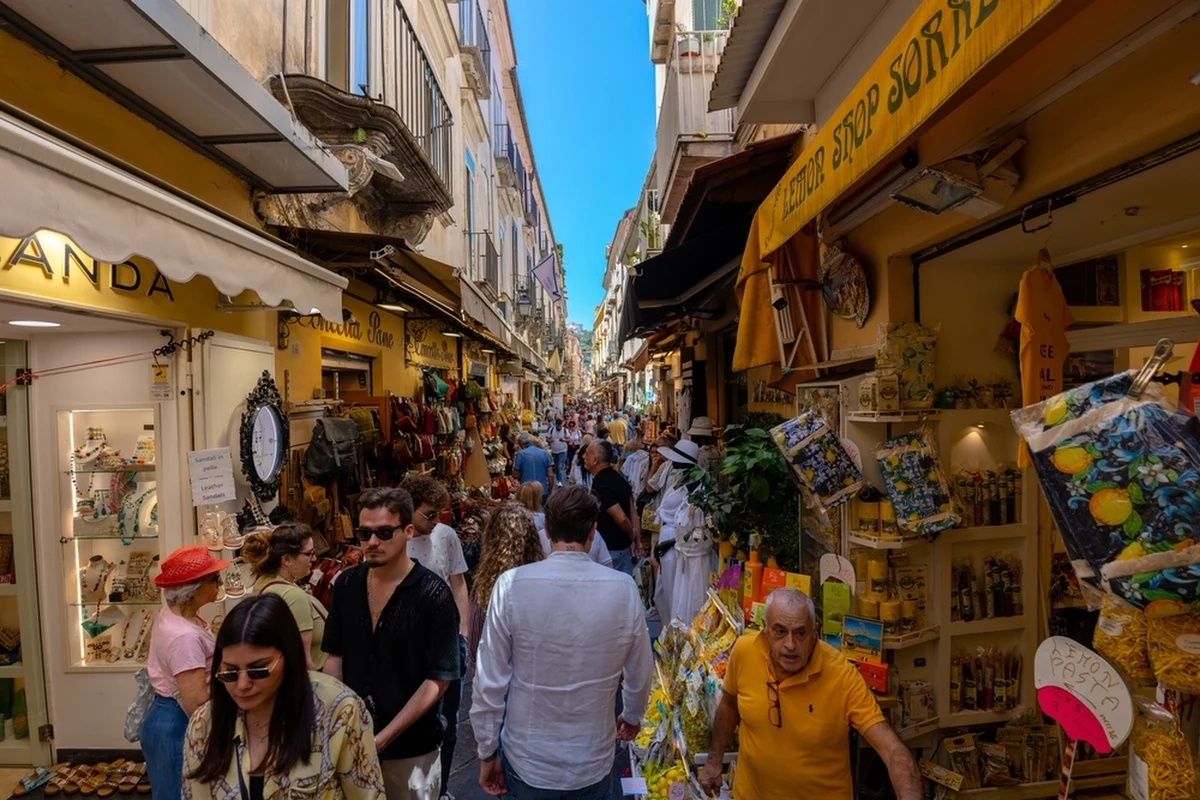 Nowa metoda przestępców budzi niepokój wśród turystów. Włoska policja zatrzymała kobietę, która za pomocą terminala płatniczego okradała zagranicznych gości w Sorrento i Rzymie. Eksperci zaznaczają, że paść ofiarą tej metody nie jest łatwo, ale apelują o ostrożność.