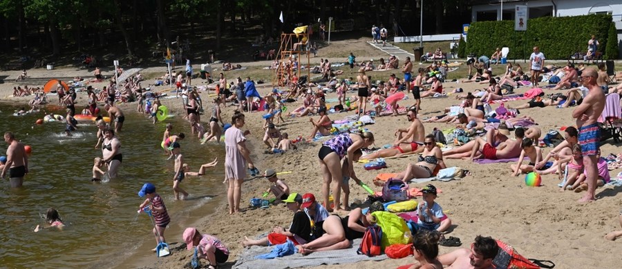 Jaką pogodę przyniesie nam sierpień? Czy czekają nas upalne dni? Z prognoz przygotowanych przez Instytut Meteorologii i Gospodarki Wodnej wynika, że szanse na temperaturę powyżej 30 stopni Celsjusza są niewielkie. "Wciąż nie wyklucza się napływów krótkoterminowych, gorących mas powietrza" – zastrzega klimatolog z Uniwersytetu Przyrodniczego w Poznaniu – profesor Bogdan Chojnicki.