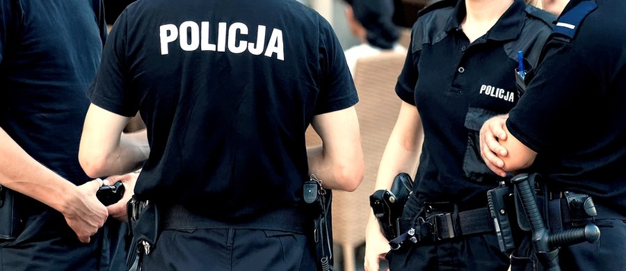Policjant został zaatakowany podczas próby zatrzymania poszukiwanego mężczyzny w Maszewie (województwo zachodniopomorskie). Jak dowiedział się reporter RMF FM, życiu funkcjonariusza nie zagraża niebezpieczeństwo. 