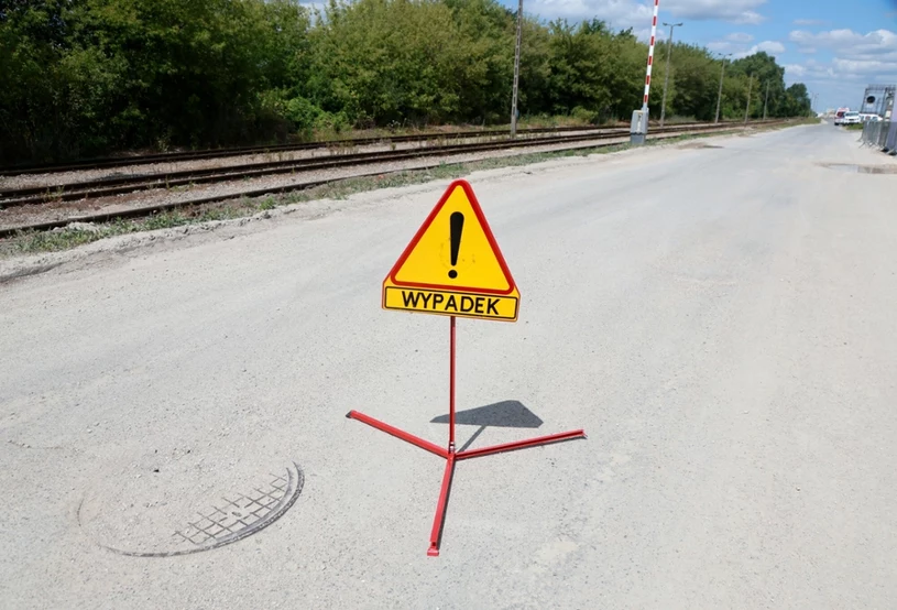 Tragedia na przejeździe kolejowym. Bus wjechał pod pociąg