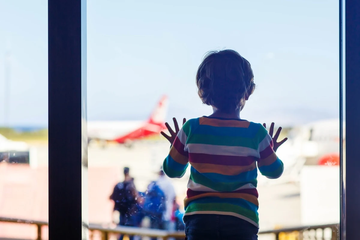 Do niecodziennej sytuacji doszło na lotnisku w Barcelonie. Para podróżujących zdecydowała się opuścić swojego 10-letniego syna w terminalu, gdy okazało się, że jego paszport stracił ważność. Rodzice nie chcieli ryzykować utraty lotu... Sprawą zajęła się policja.