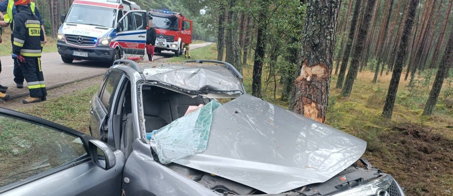 Cztery osoby zostały ranne w wypadku samochodu osobowego w miejscowości Podlesie w gminie Koczoła na Pomorzu. Auto wypadło z drogi i uderzyło w drzewo. Wśród poszkodowanych jest 5-letnia dziewczynka.