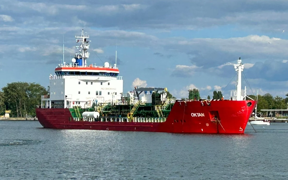 Tankowiec "Oktan", który zmierzał ze szwedzkiego Goeteborga do portu w Świnoujściu (woj. zachodniopomorskie), miał poważną awarię. Statek stracił zasilanie, a co za tym idzie sterowność. Załoga zdecydowała o natychmiastowym rzuceniu kotwic.